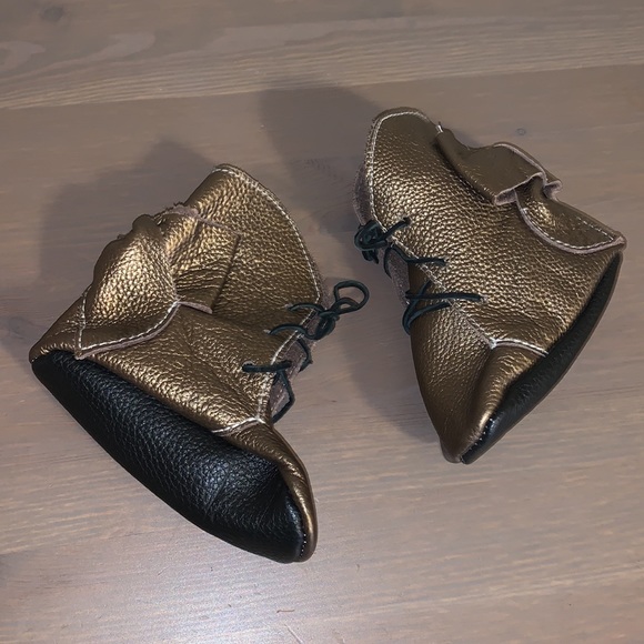 🆕 Handmade Gold and Black Pebbled Leather Booties - Toddler’s Size 5 - Picture 2 of 5